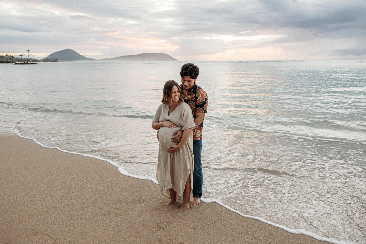 Kahala-beach-sunrise-maternity-photos-12
