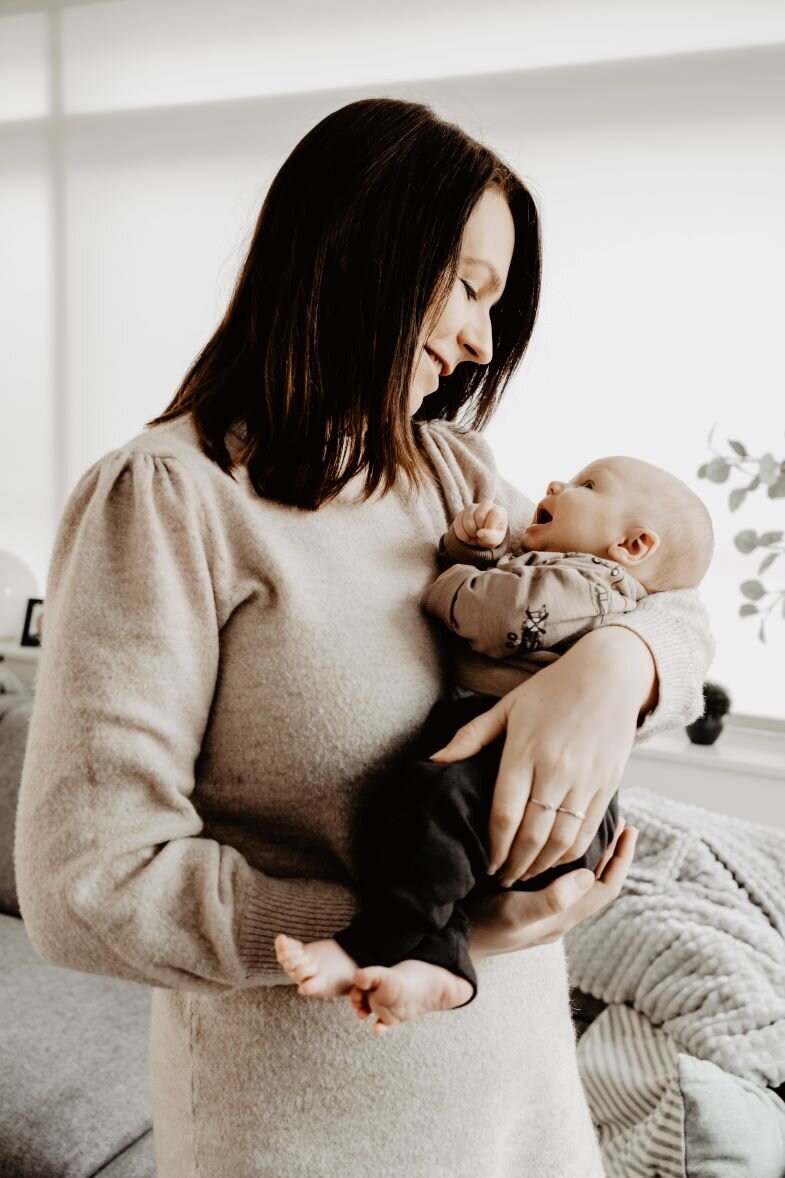 Newbornfoto van moeder en baby in Ede
