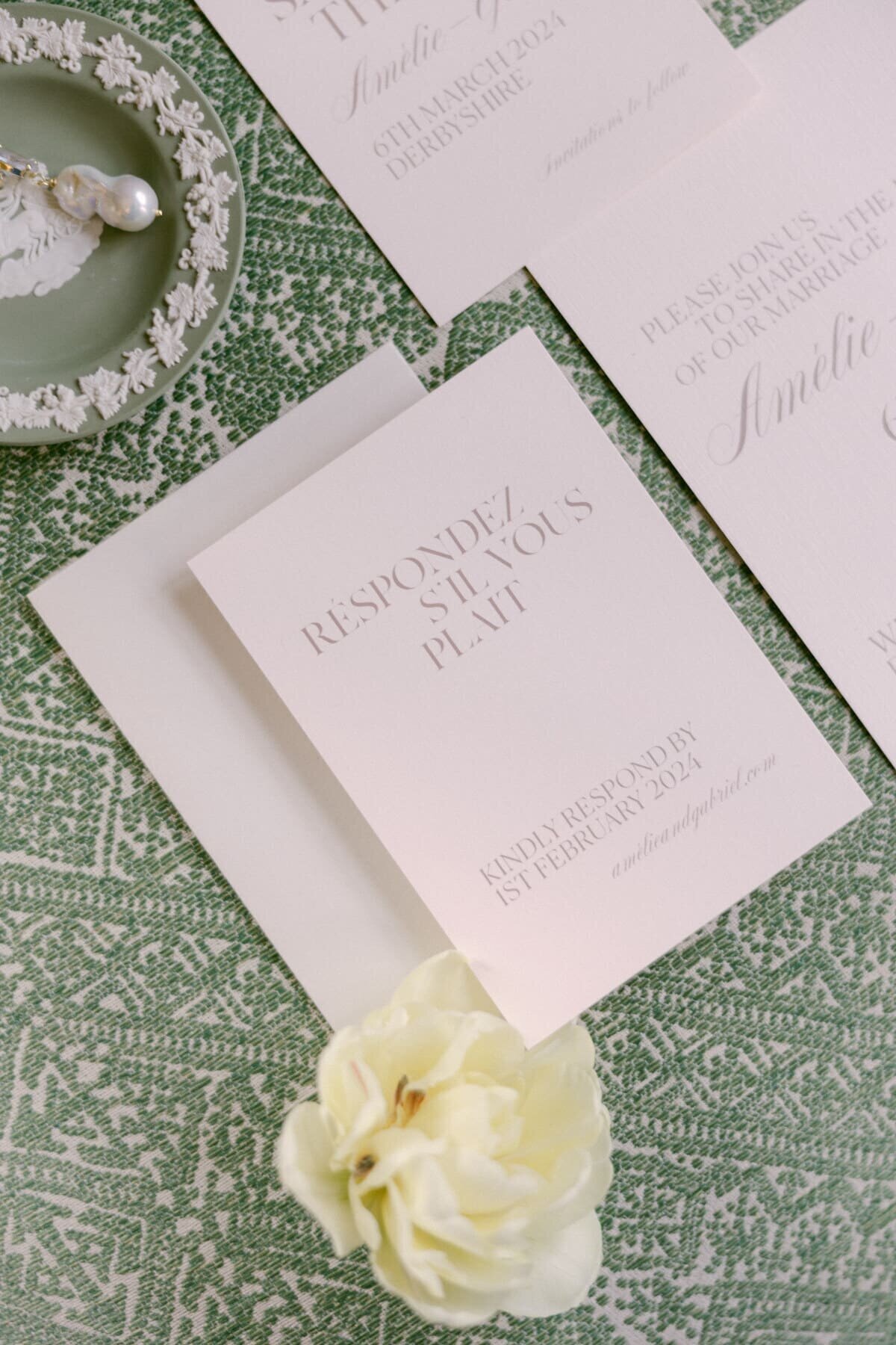 minimalist-elegant-wedding-invitations