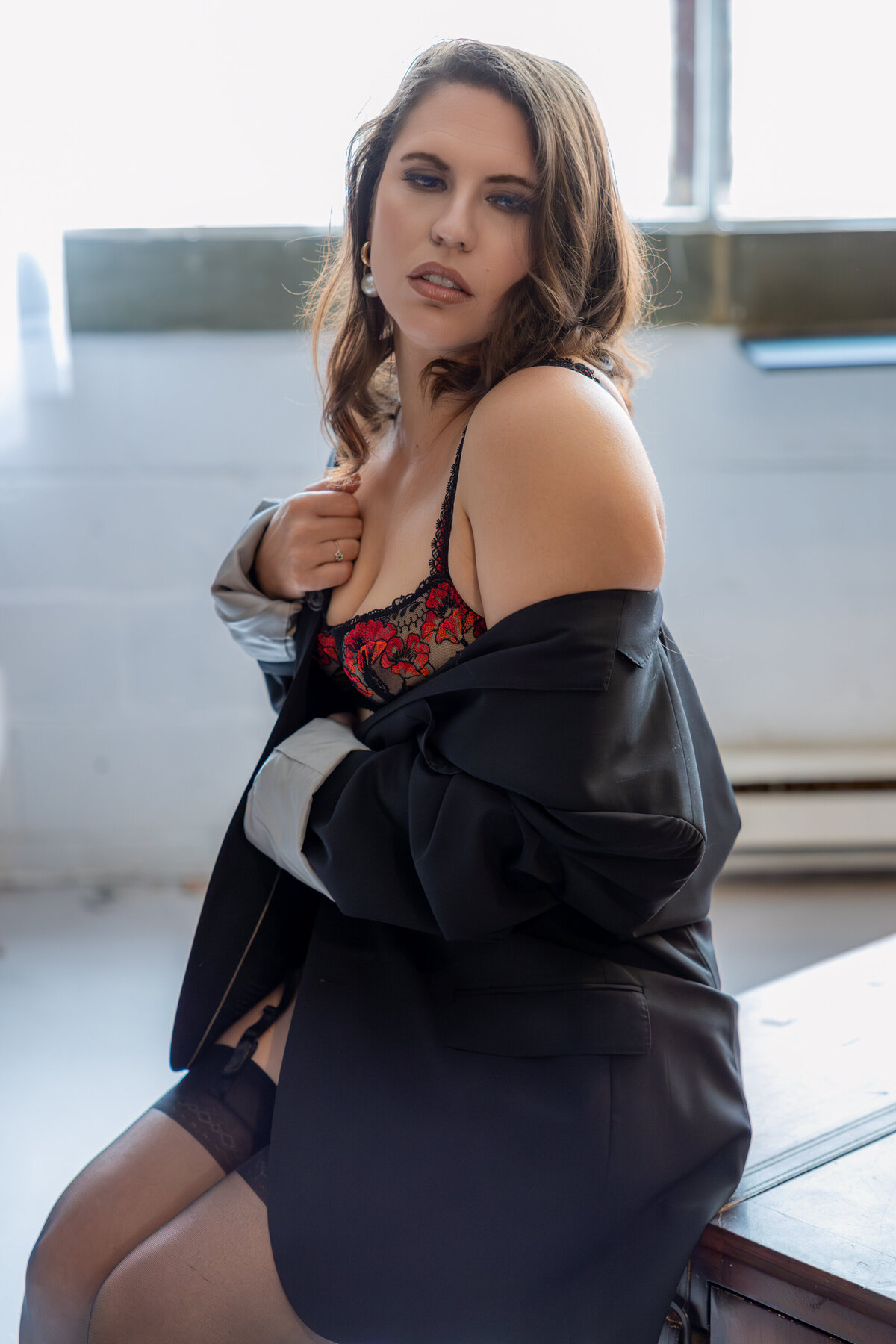 Femme avec veste surdimensionnée en rouge et noir Boudoir