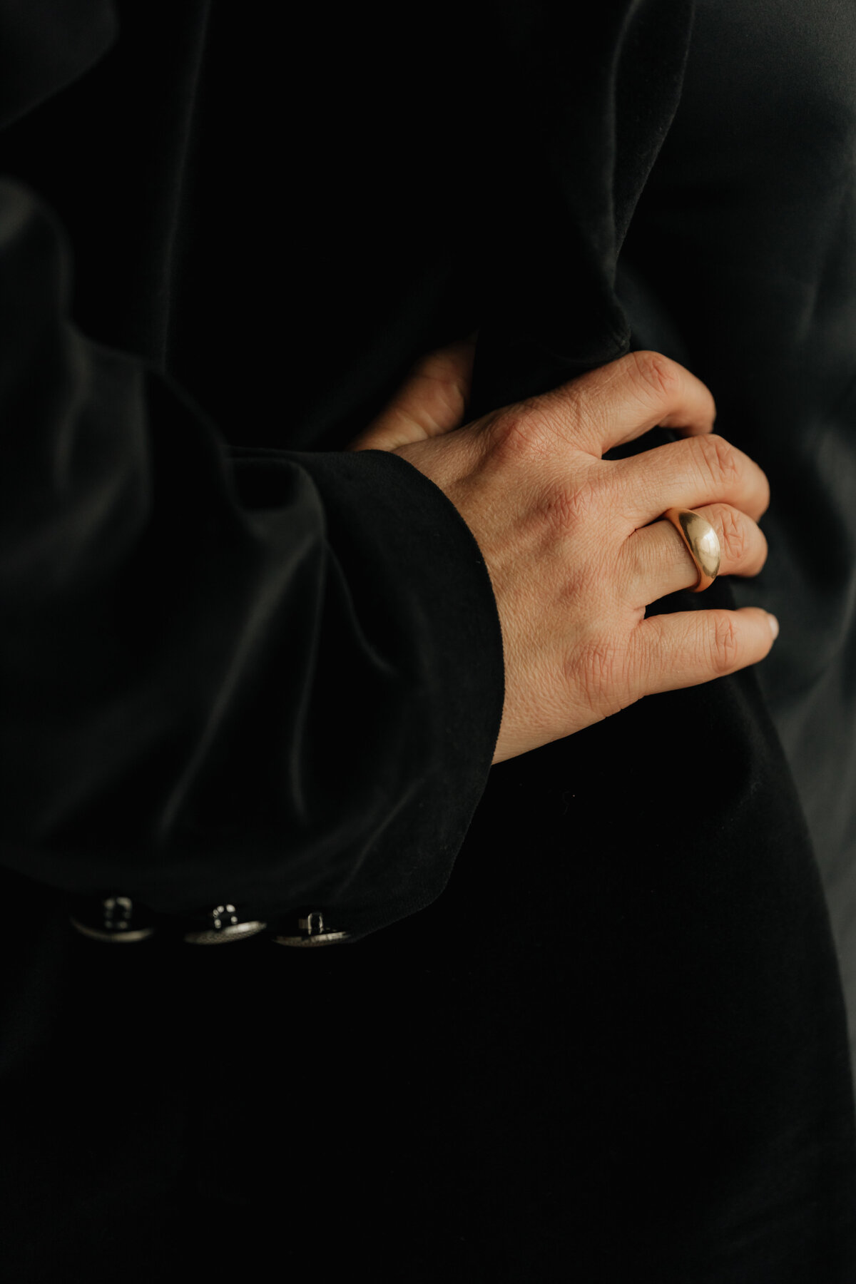 kaboompics_jewelry-photo-shoot-woman-wearing-gold-rings-and-necklace-29206