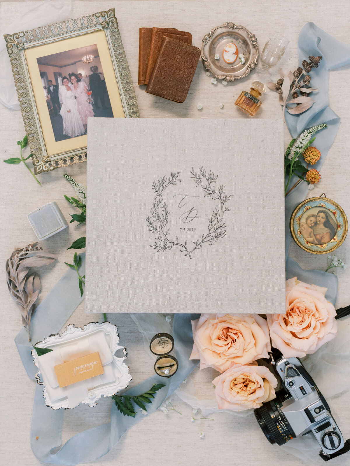 Picture book of wedding pictures