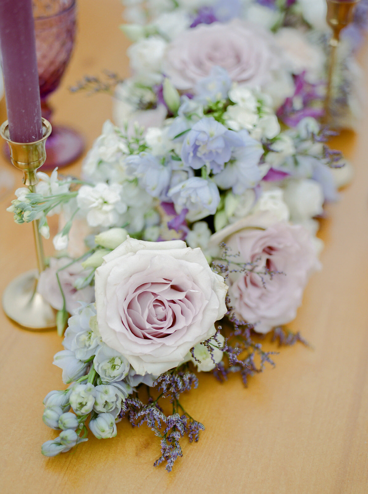 composition-florale-chemin-de-table-mariage