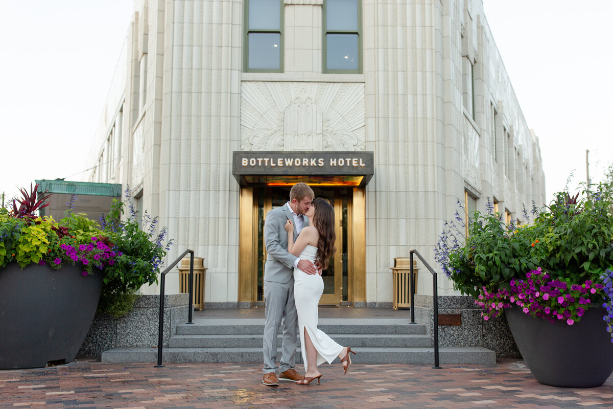 Timeless and romantic wedding photos for the joyful couple in the Midwest and beyond!
