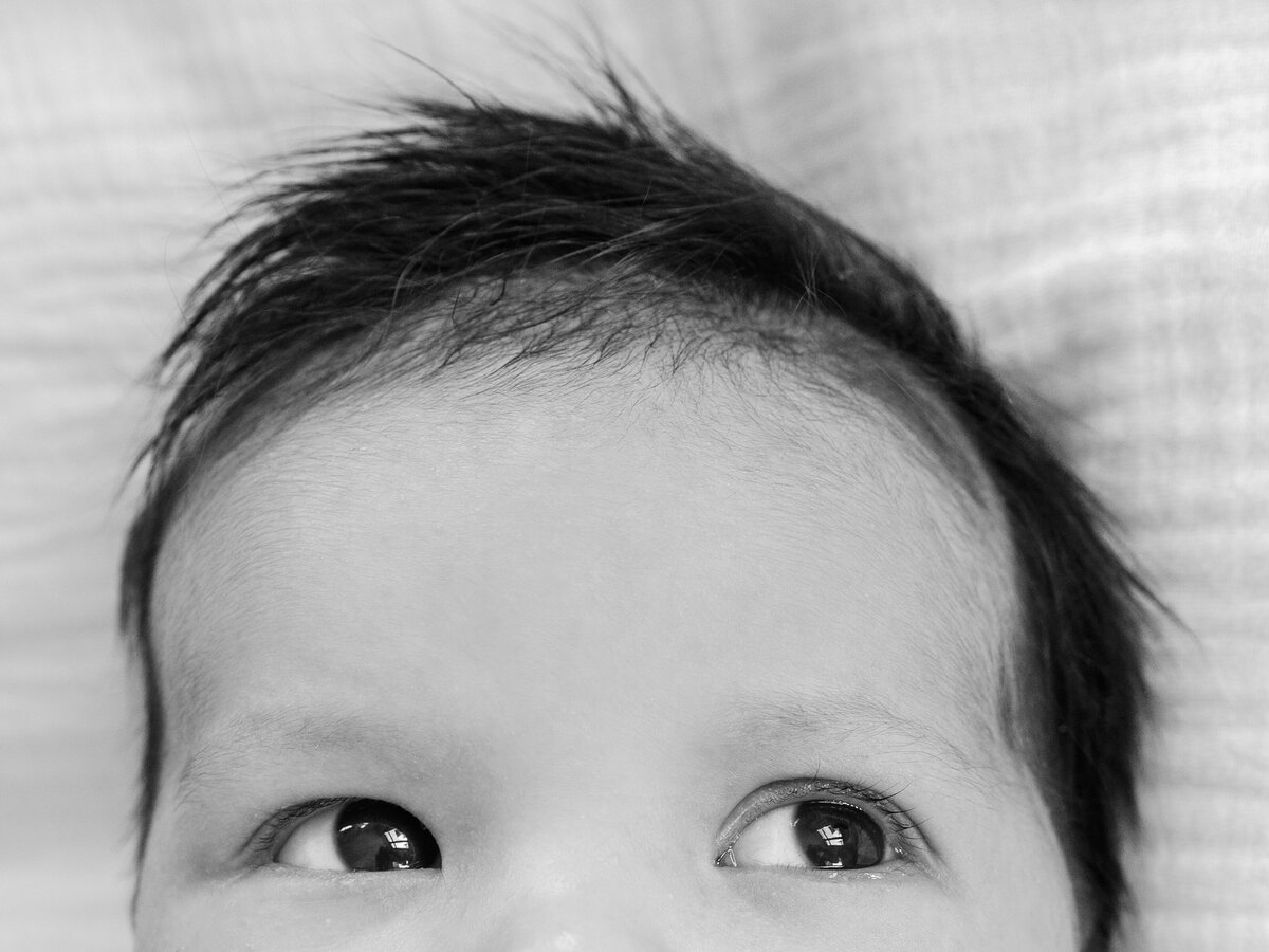newborn-baby-eyes-and-hair