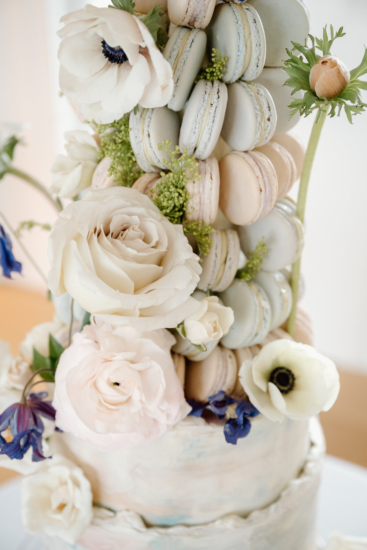 macaron-and-flower-wedding-cake-4