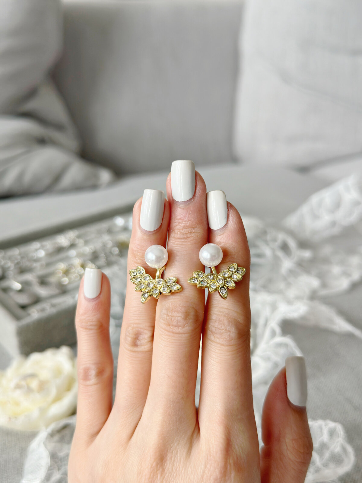 Hand-beaded bridal earrings blending pearls and faceted crystals
