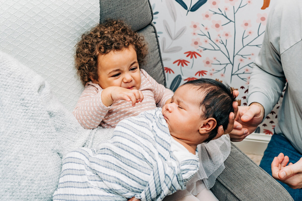 older-sibling-meeting-newborn-baby-sibling-love