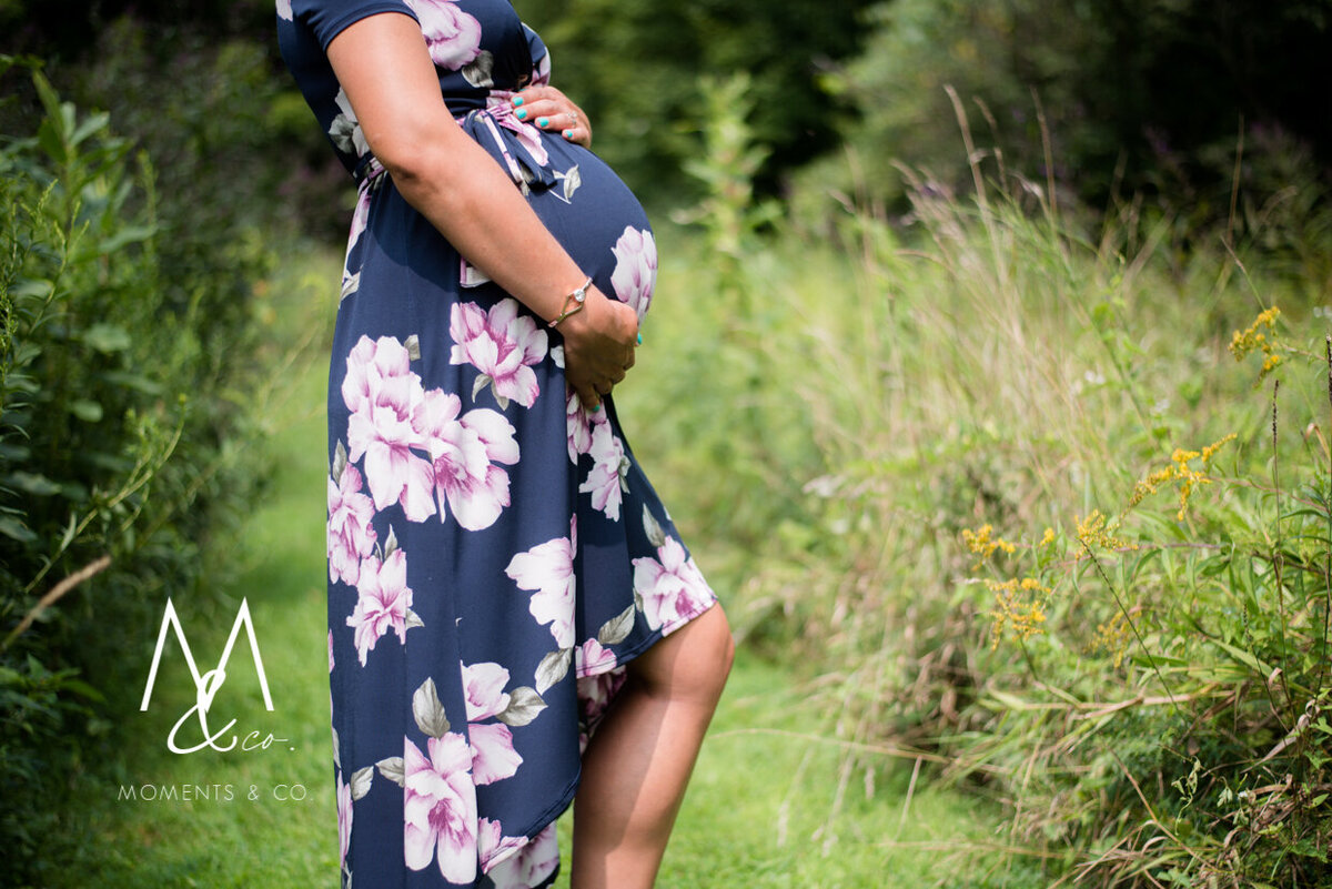 Maternity-Photo-at-Sewickley-Park-in-Blue-Flower-Dress-11