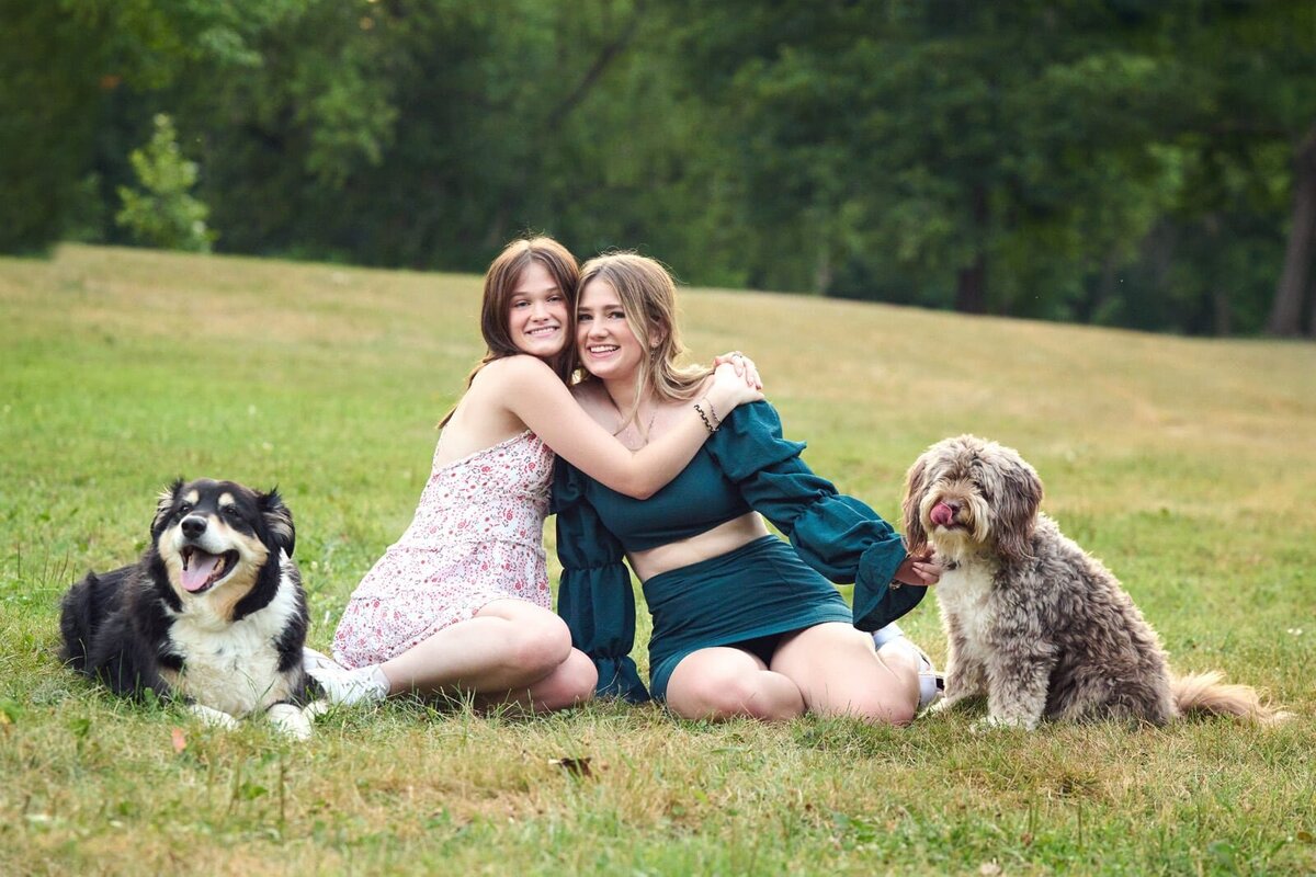 Senior Picture Photographer Captures Joyful Friendship in Nature Setting-04