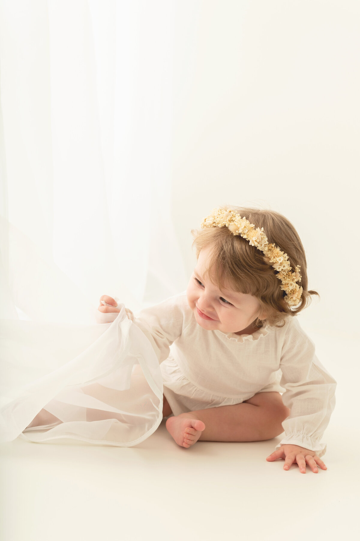 baby in witte minimalistische setting