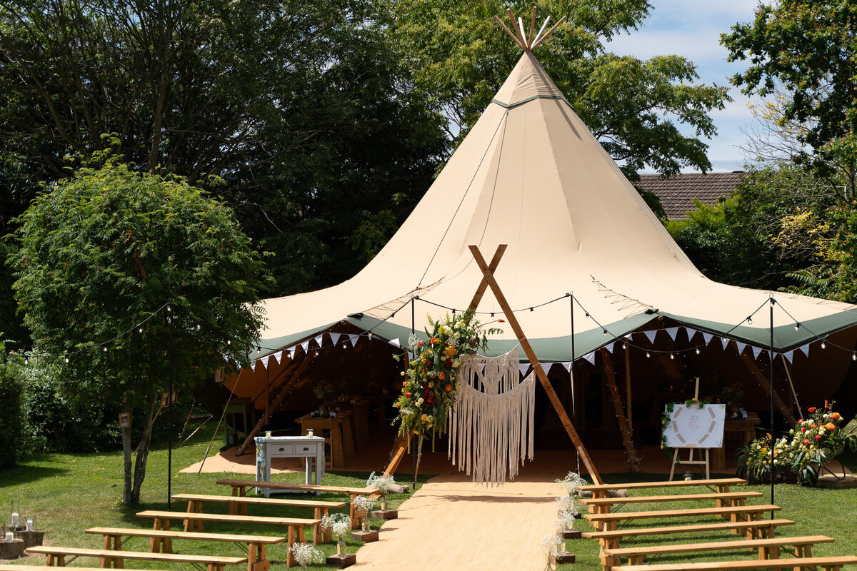 Tipi Wedding Company 1 Giant Tipi Emma Huelett Photography Northampton Tipi Hire Nottingham Tipi Hire Back Garden Tipi Weddin (21)