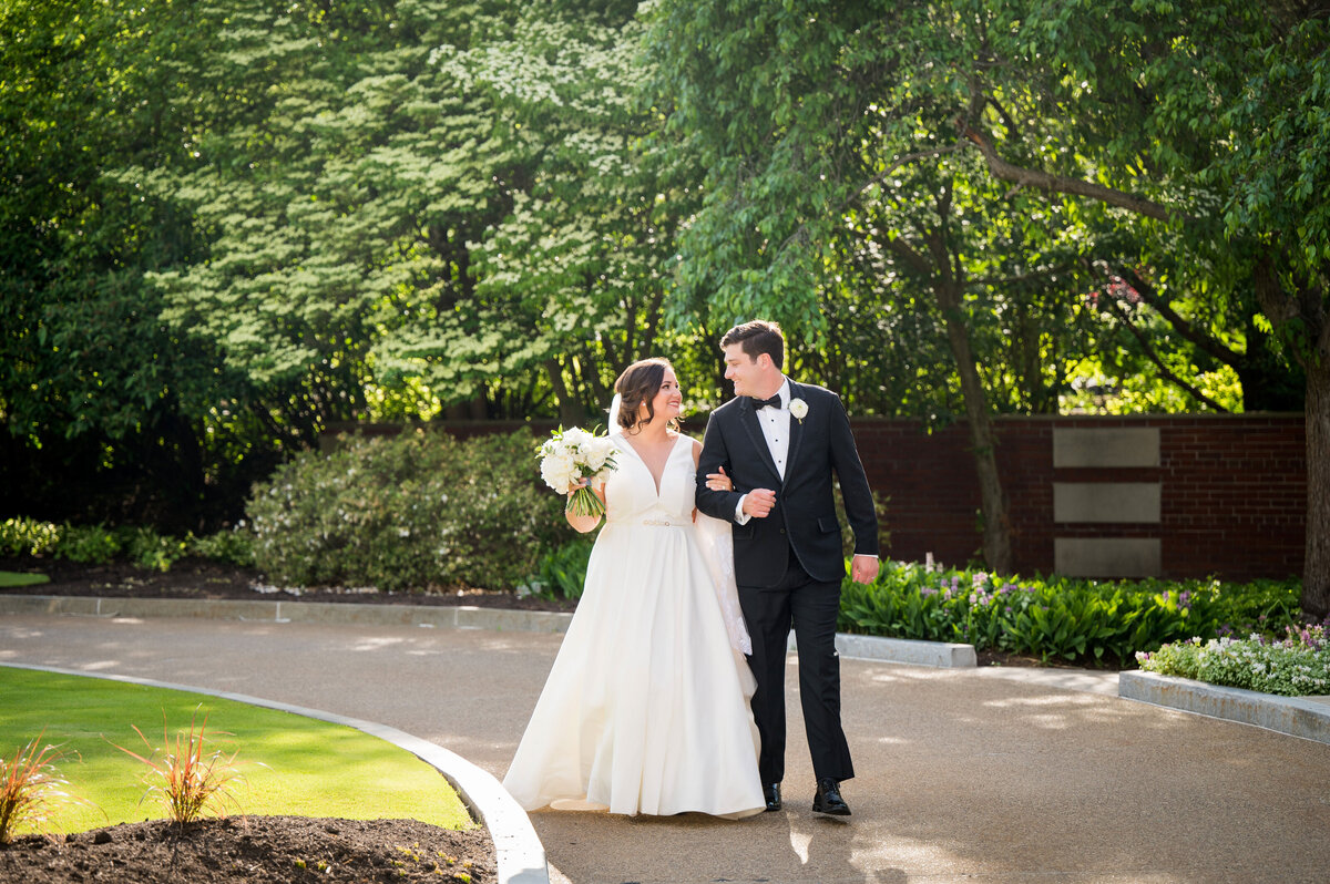 valet area of fox chapel golf club wedding picture