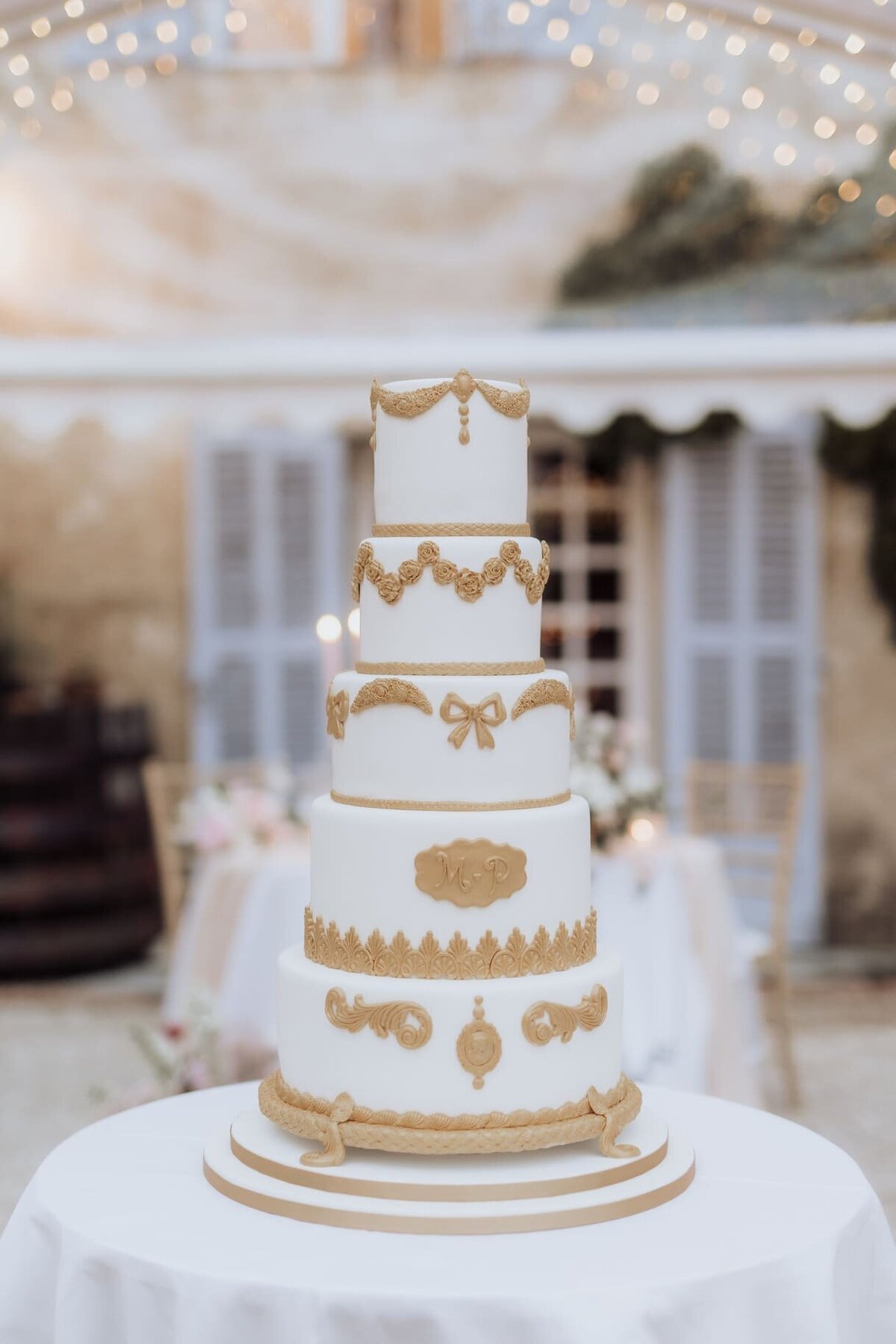 luxury-wedding-cake-white-and-gold