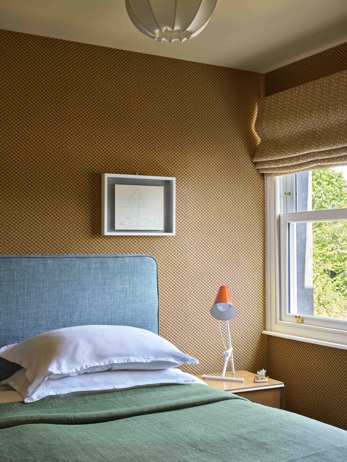 FERMOIE-AUTUMN 25-WALLPAPER-RED-RUFFLE-WPRUFF-004-BLIND-QUAN-011-HEAD BOARD-N-035-BED COVER-N-026-LIFESTYLE-MED