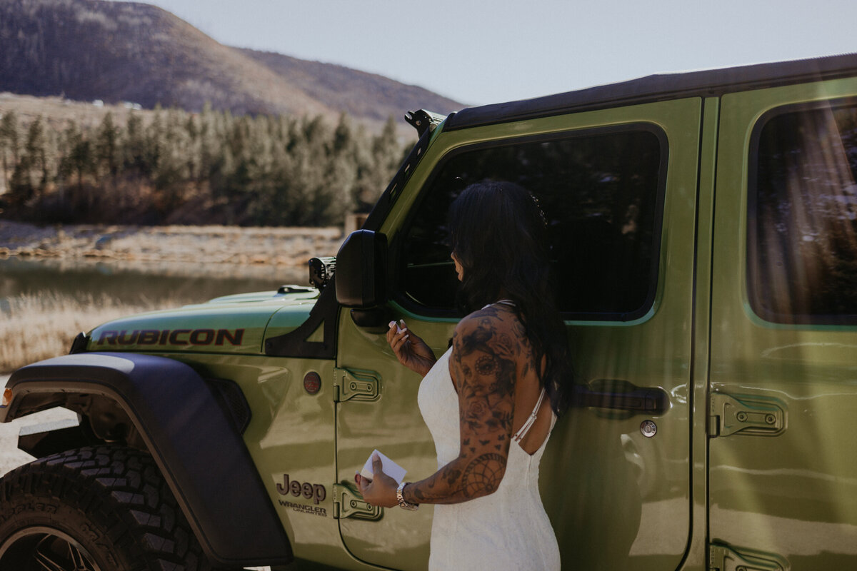 bride getting ready outside of her jeep wrangler