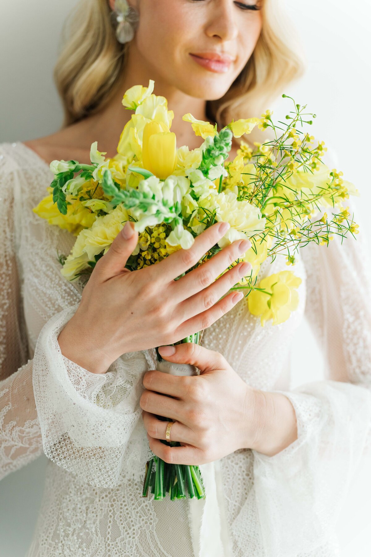 detail of a bride holding her yellow wedding bouqete