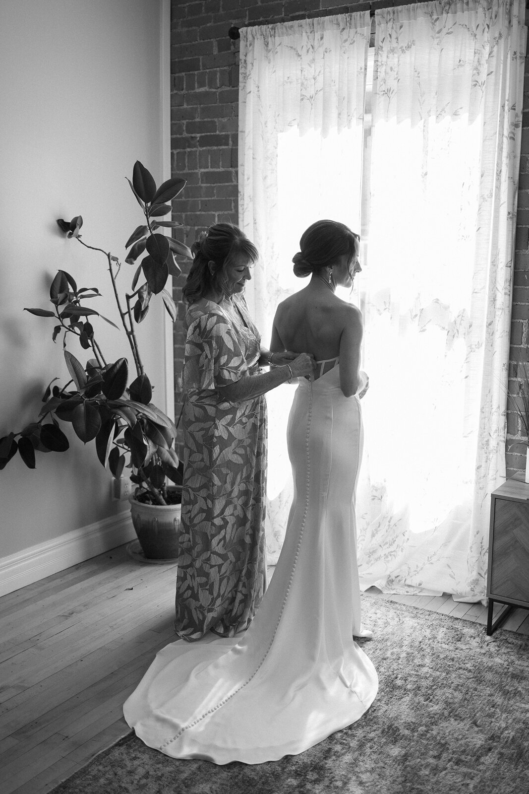 fine-art-getting-ready-wedding-photos-michigan-1
