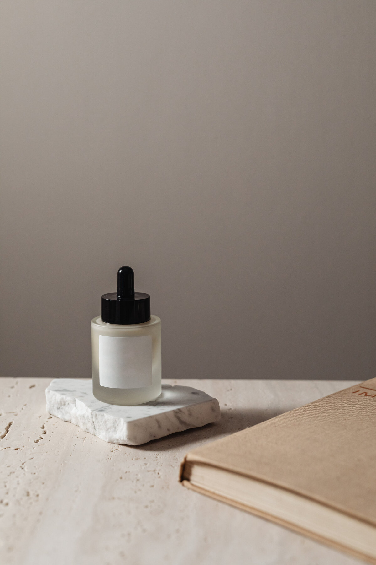 kaboompics_a-bottle-of-beauty-product-for-mockup-24922