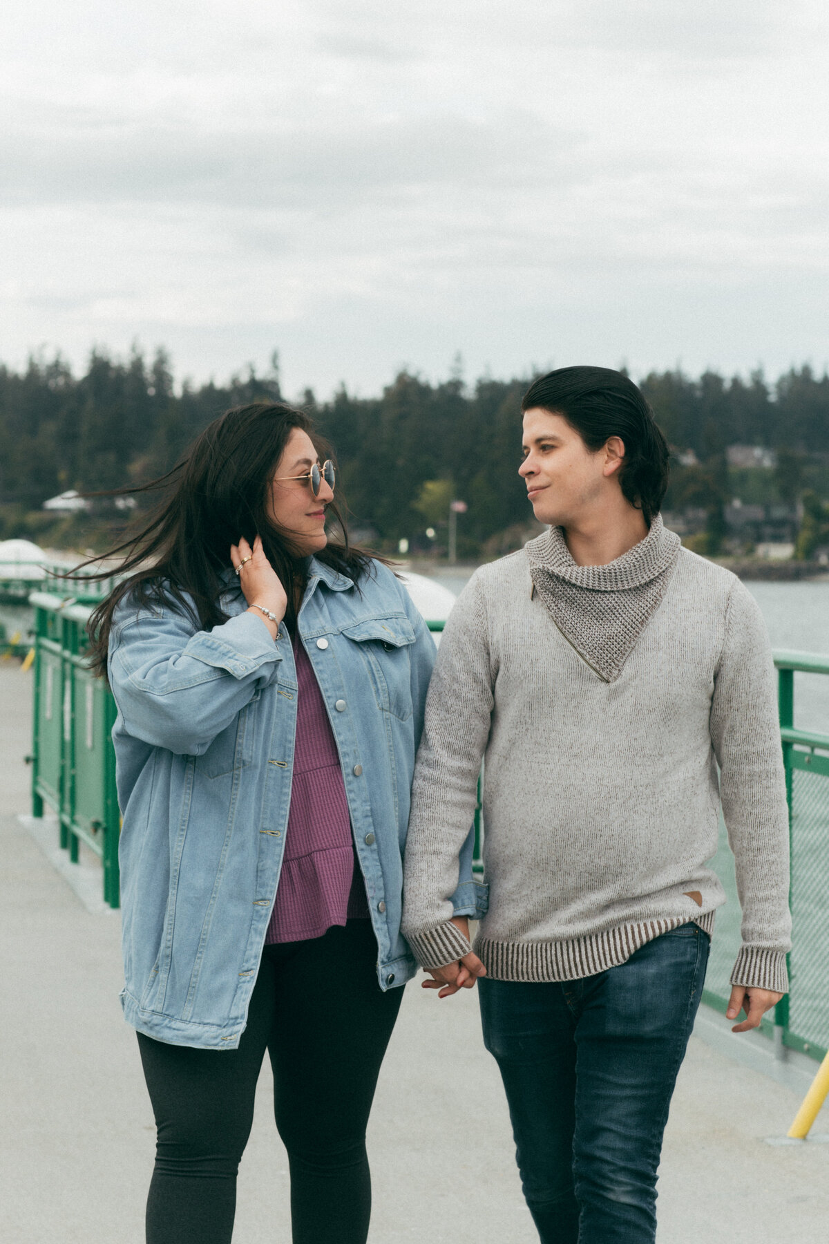 couples-session-seattle-ferry-jennifer-moreno-photography-documentary-style-washington