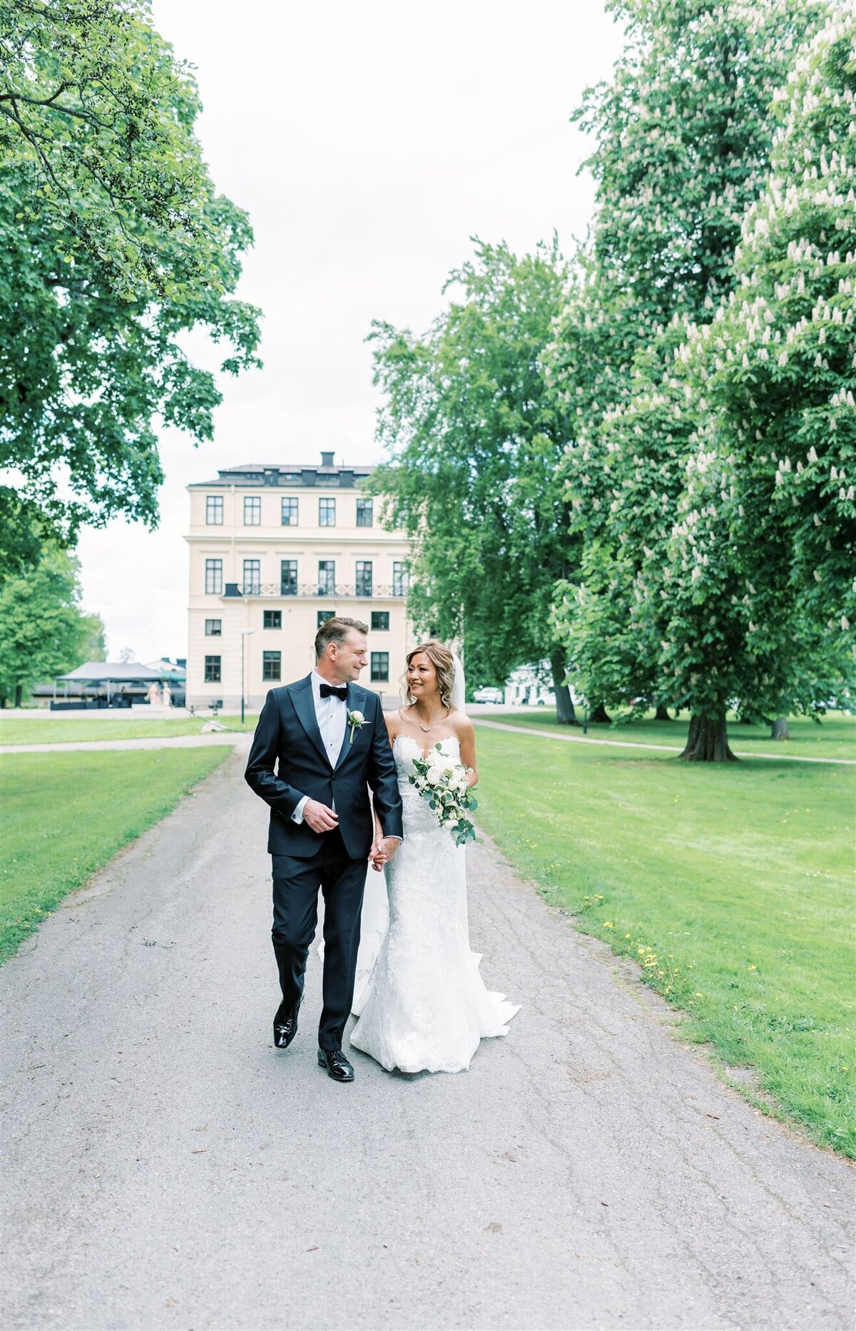 Bröllopsfotograf i Stockholm helloalora Anna Lundgren klassiskt porträtt vid slottet destination slottsbröllop Rånäs Slott i Roslagen