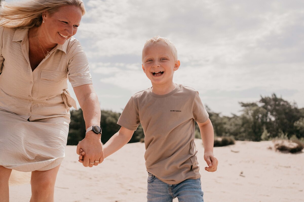 liefdevolle-gezinsfotografie-laren-duinen-leukfotografie (101 van 114)