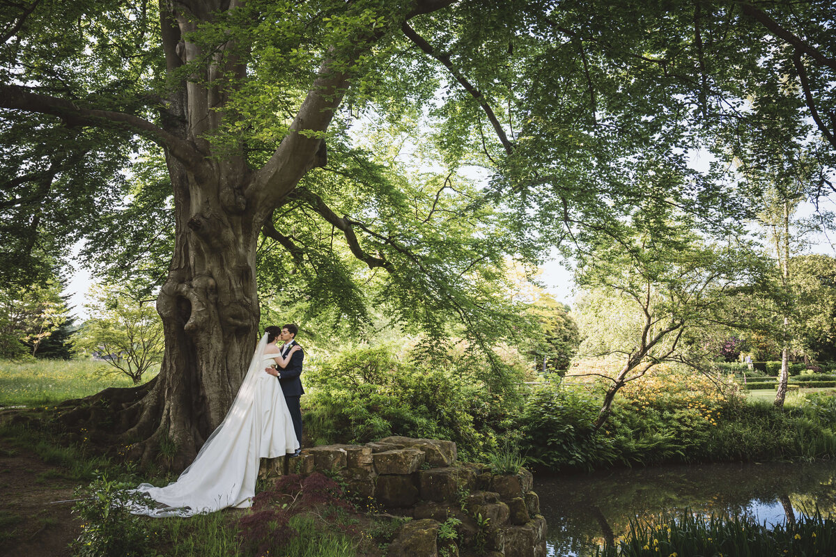 hever-castle-gardens-tree-wedding-couple-kent