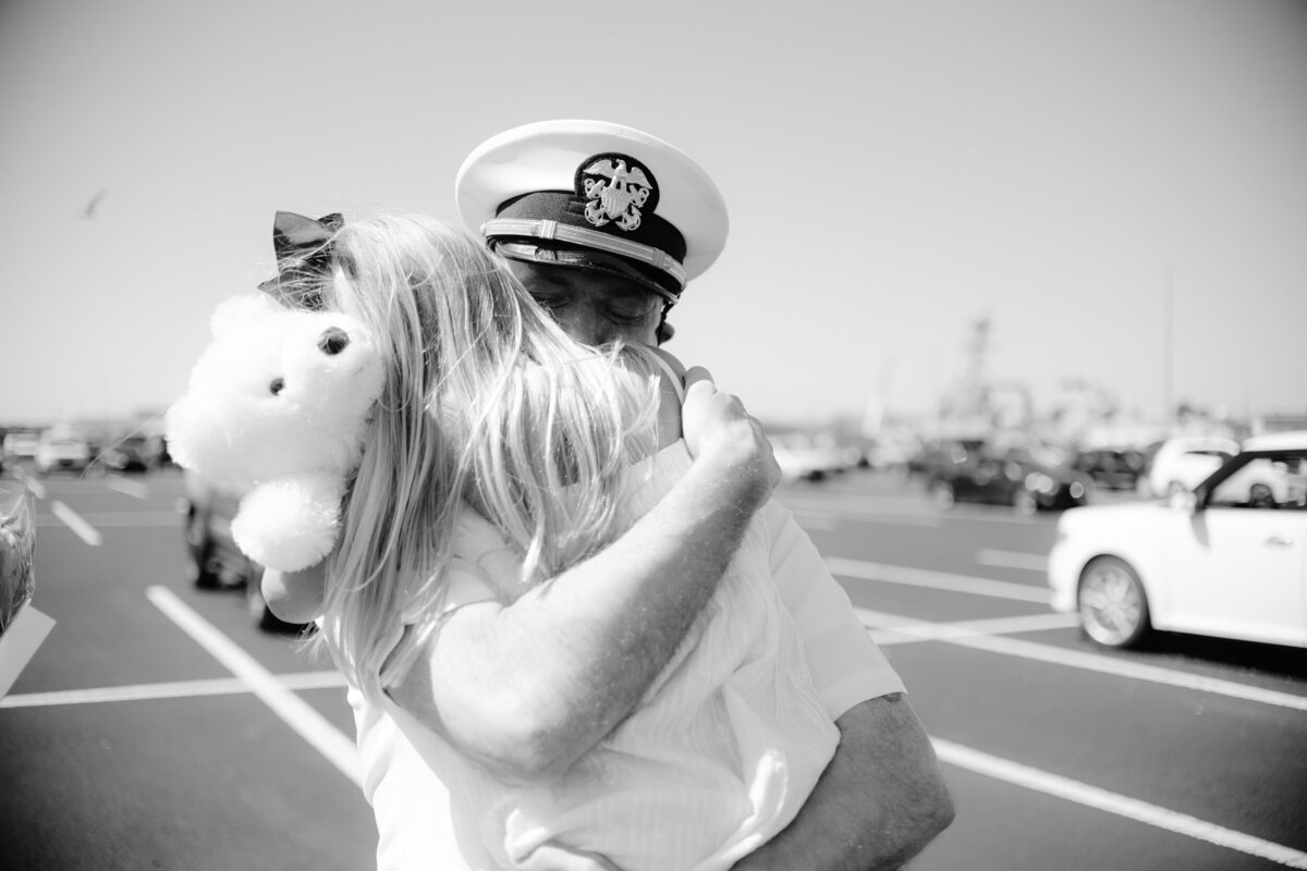 father_daughter_navy_homecoming