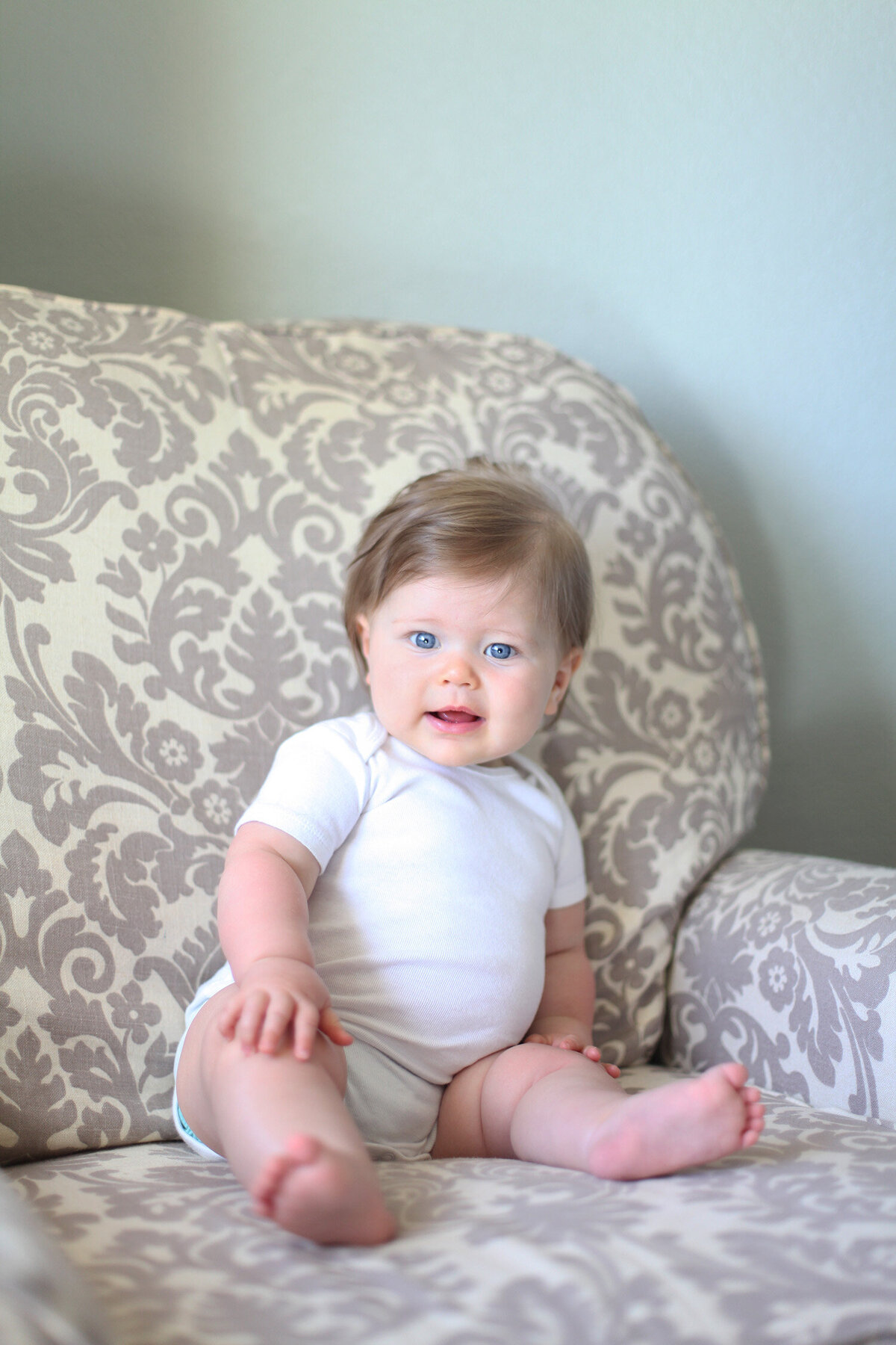 Cozy lifestyle baby session in the Bay Area with a photographer who focuses on natural, real moments.