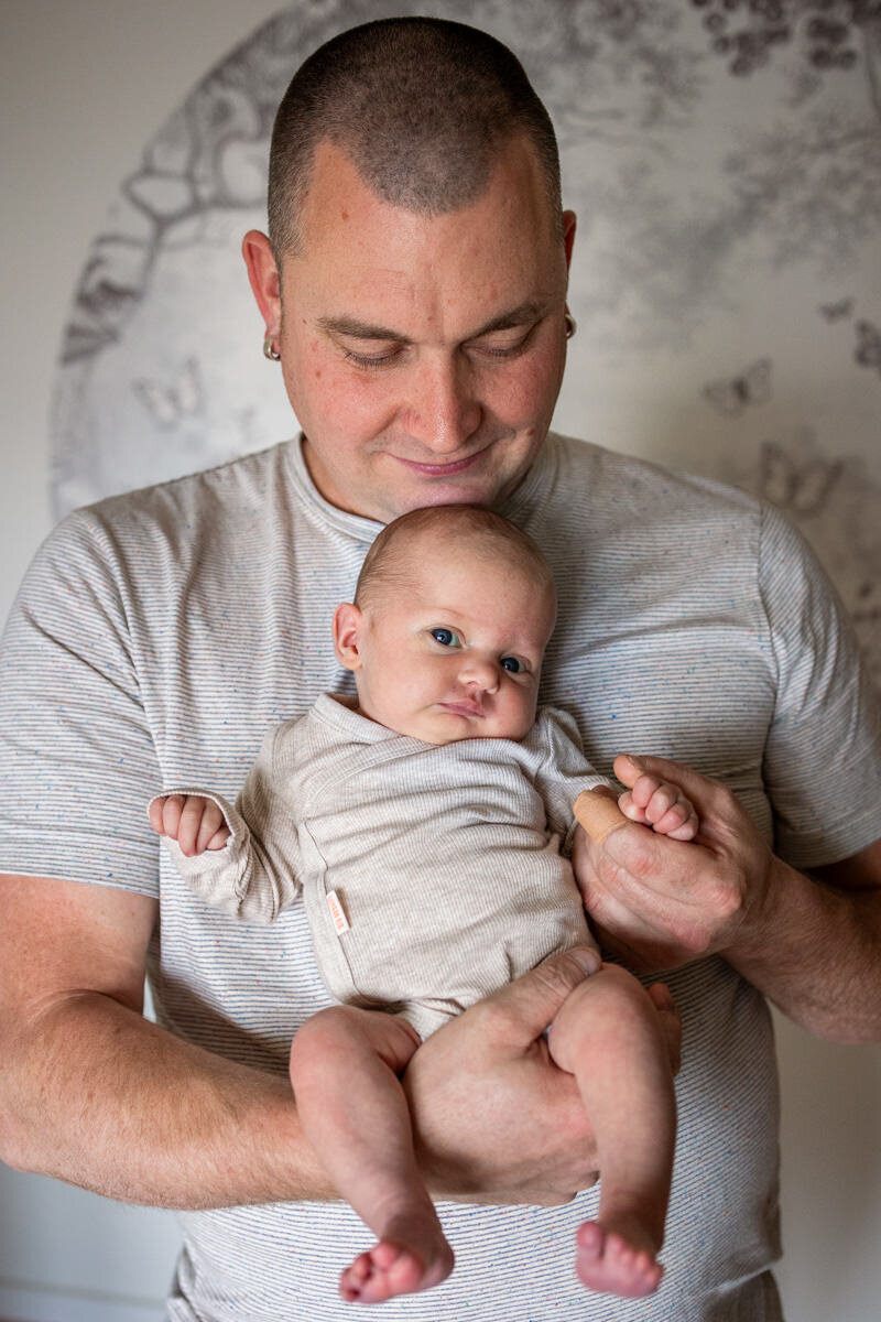 newbornfoto papa en newborn thuis