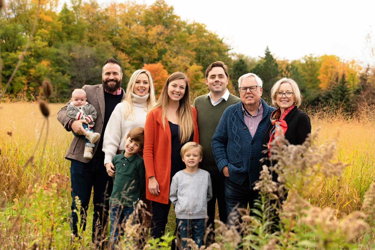 9 people for their extended family photos in Burlington, Ontario in the fall.