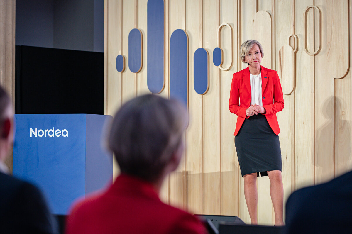 banking-conference-speaker-onstage-press-release-london-marc-james-photography-13