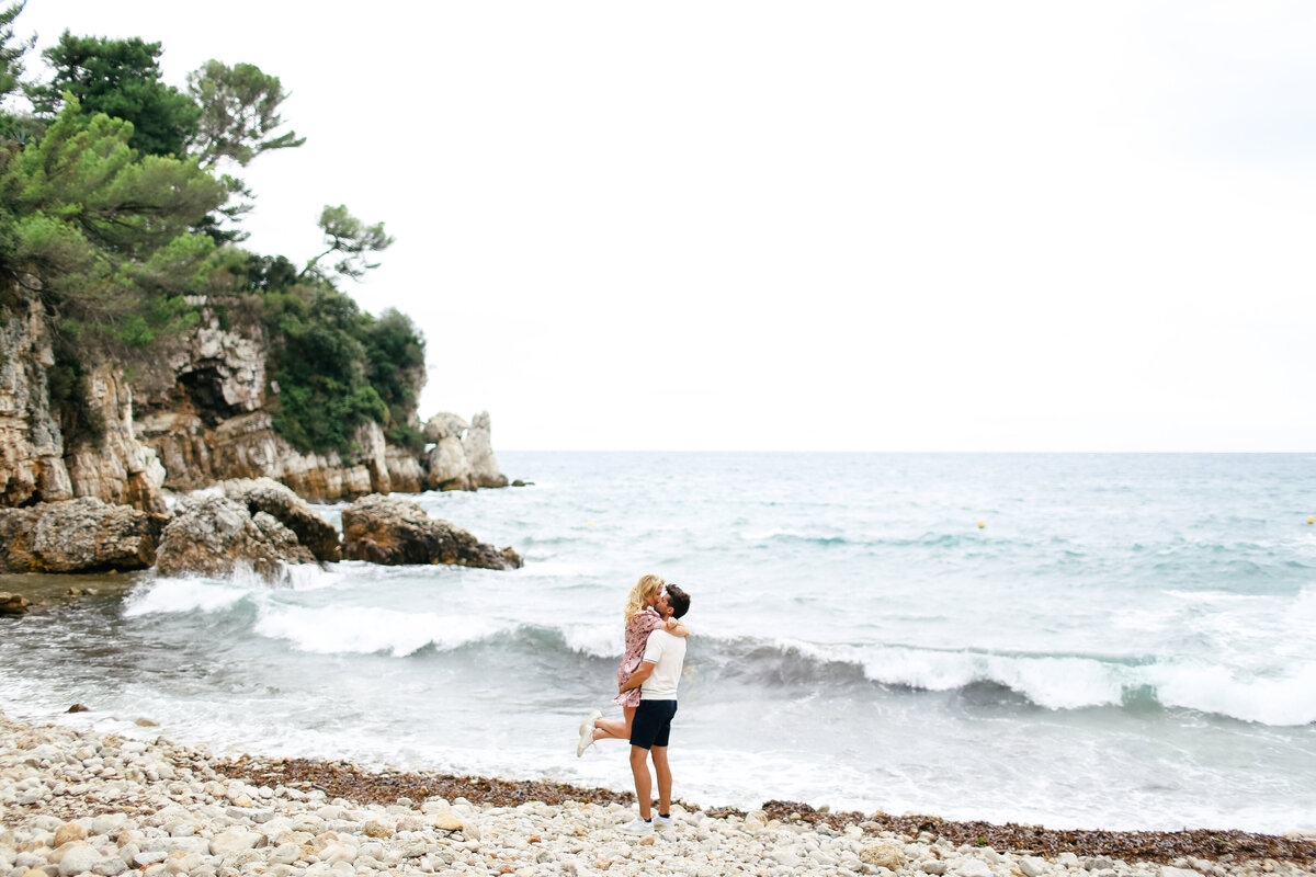 couple-embrace-at-engagement-shoot-in-cap-dantibes