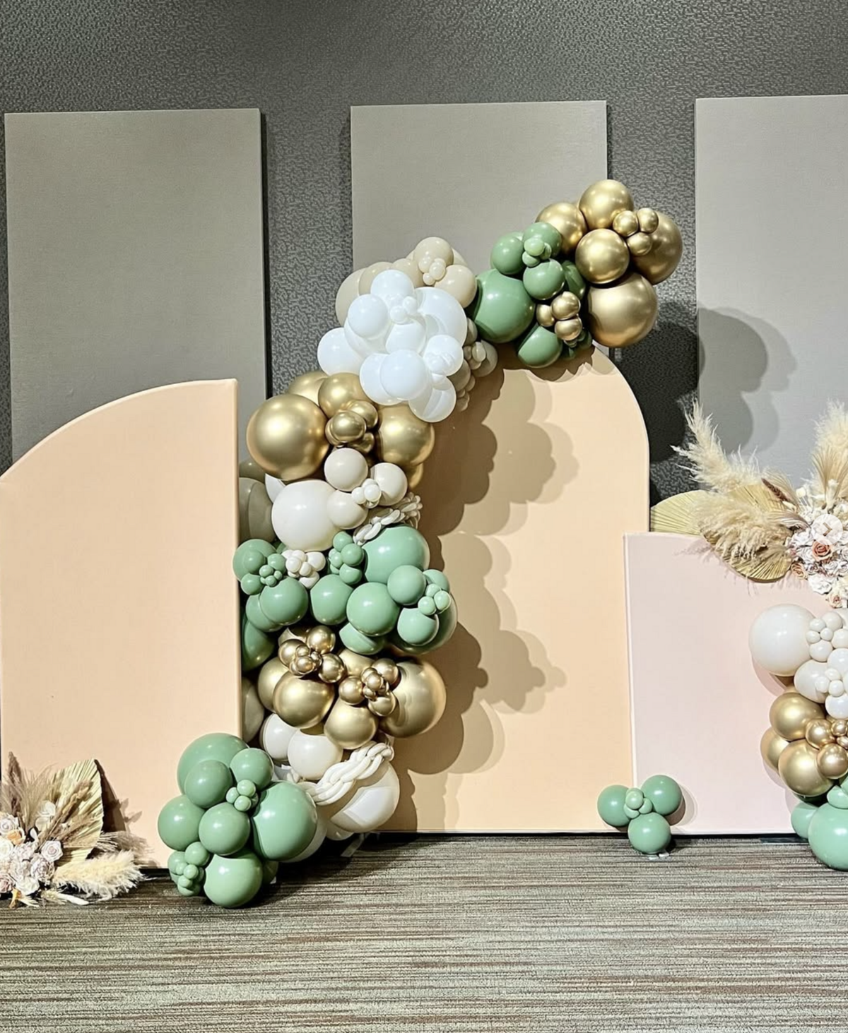 White and gold balloon decor paired with modern floral accents for luxury celebrations.