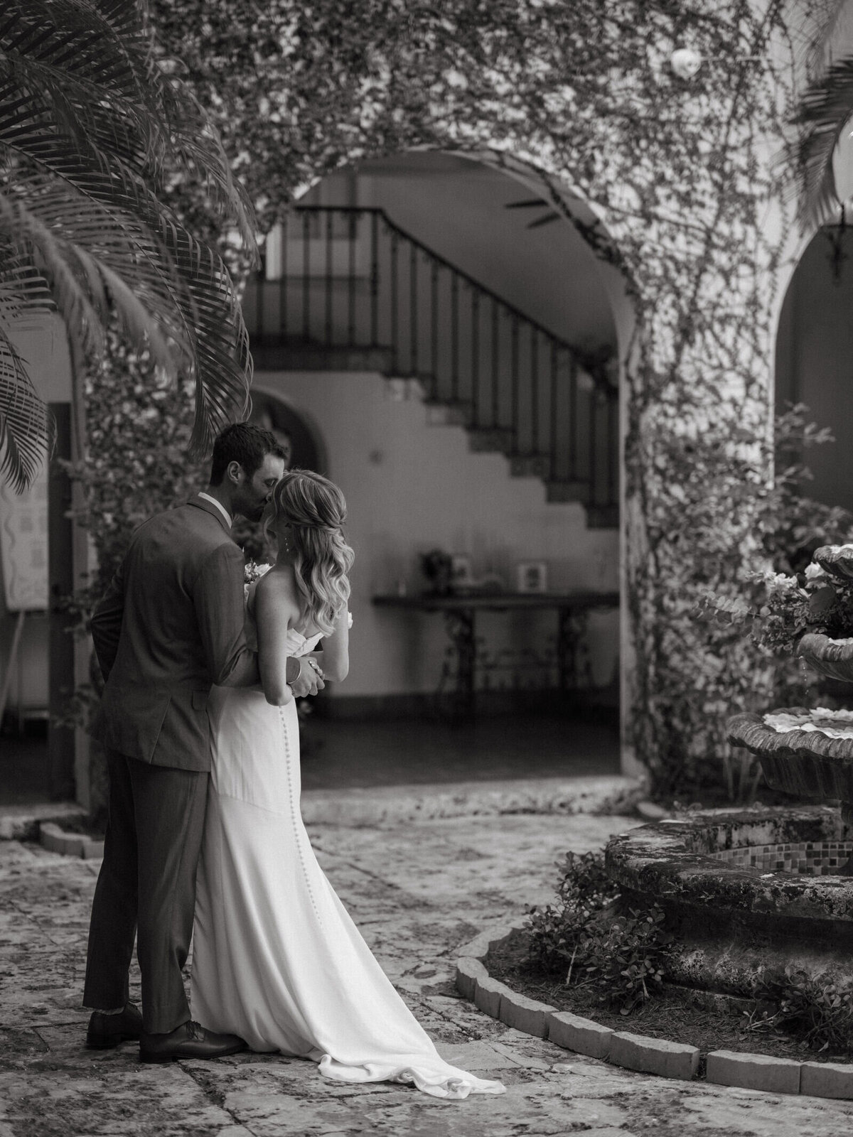 bride-groom-kiss-fountain-7HM-W