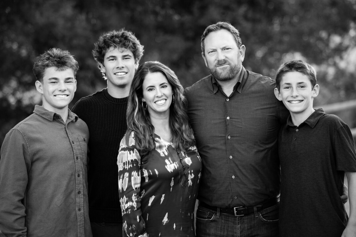families-outdoors-black-and-white-family-photo-orange-county-lauren-ford-photography