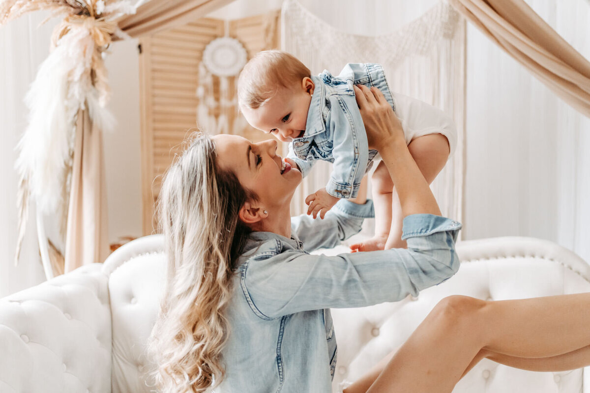 Rodinne_foceni_mama_a_ja__v_atelieru_Praha_10_fotografka_Karolin_Ticha16