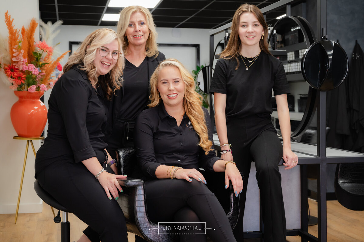 Groepsfoto van Haarstudio Heesch met de medewerkers binnen in de salon