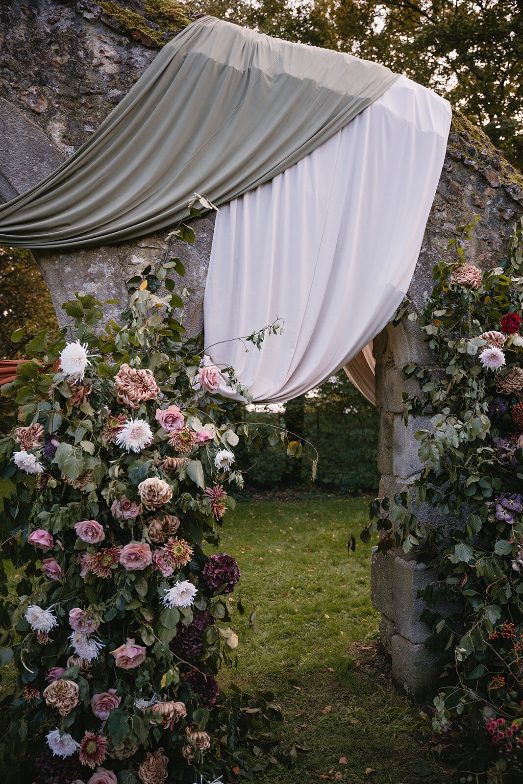 Wedding_Château _France_florist_trend _2025_maximalist_flowers_Capucineatelierfloral540