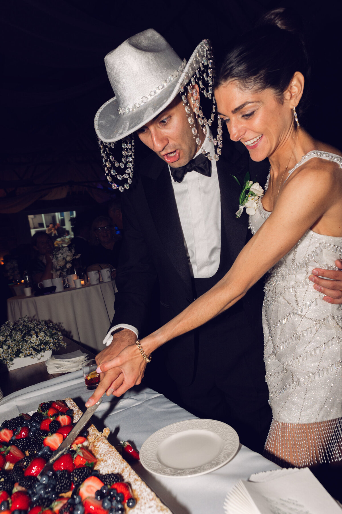 vermont-wedding-cake-cutting_07