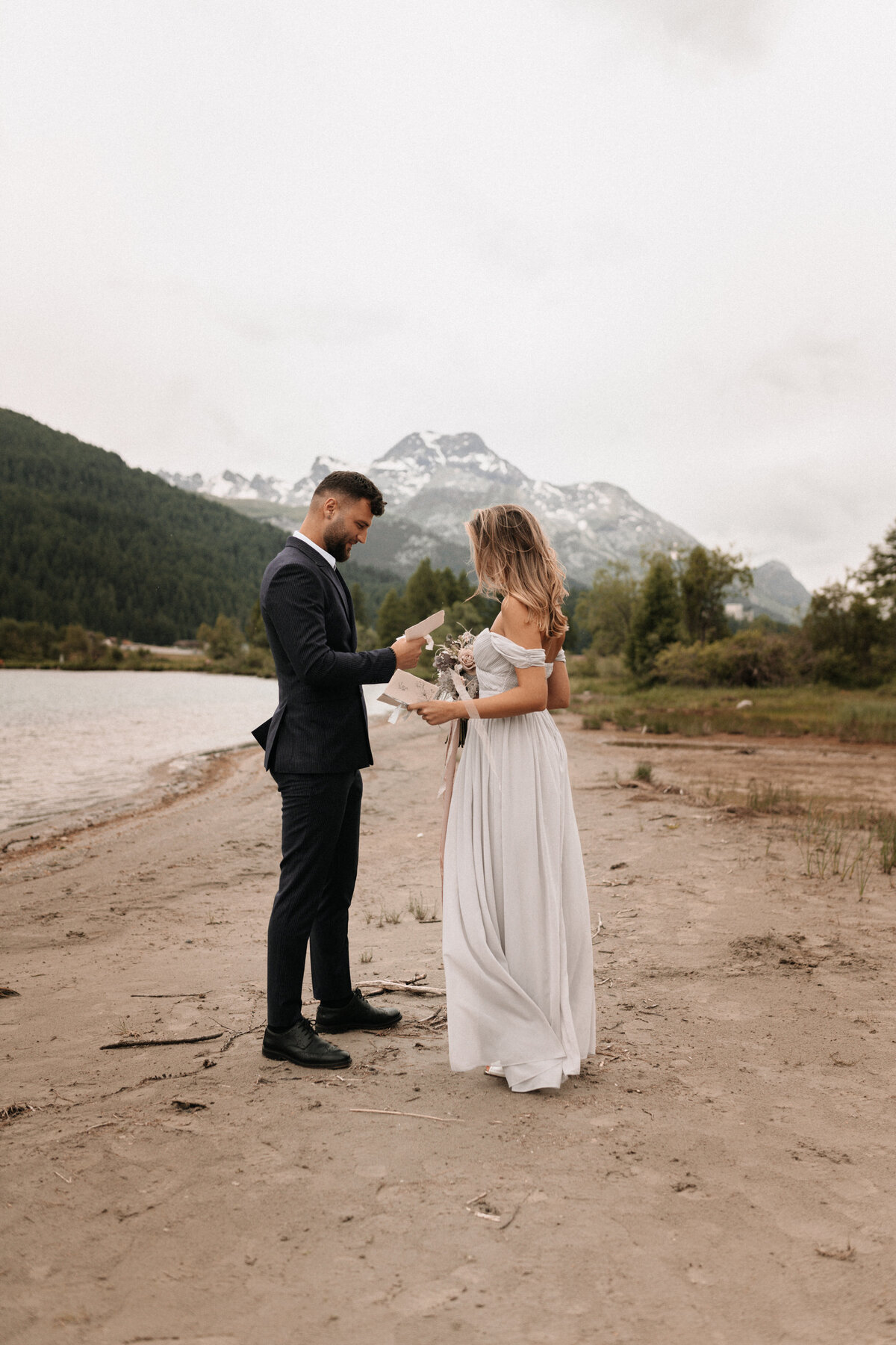 Brautpaar bei einem Elopement bei St. Moritz in der Schweiz