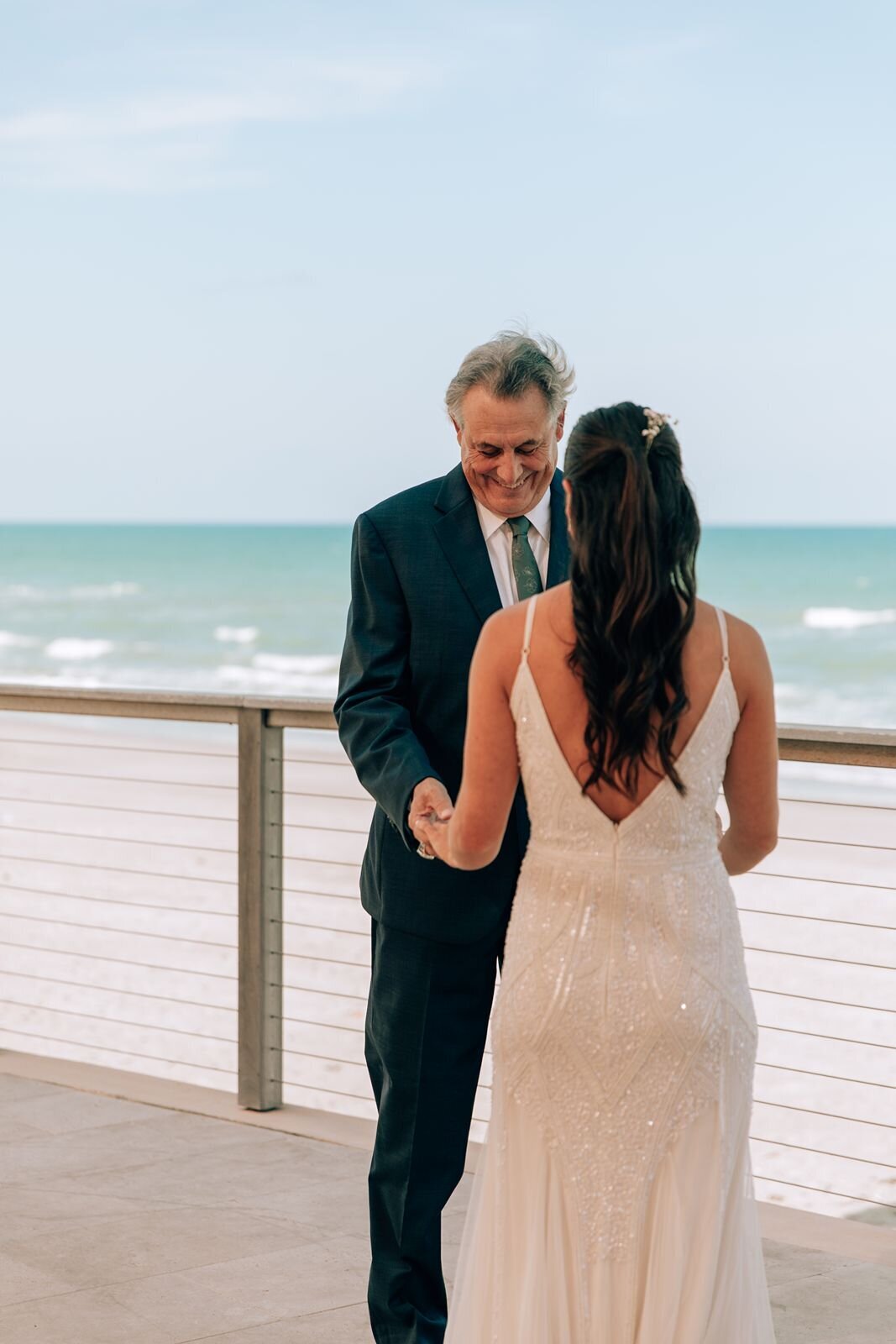 bride and father pray during their first look together