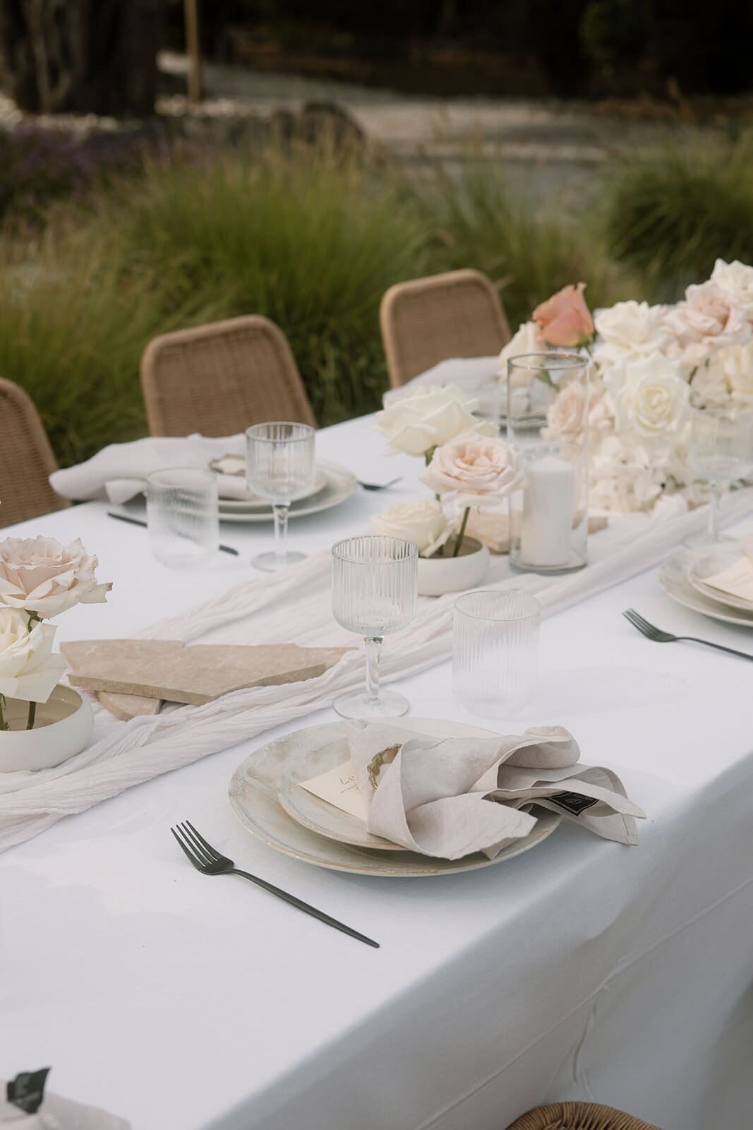 decoration-table-mariage-neutre-et-epuree