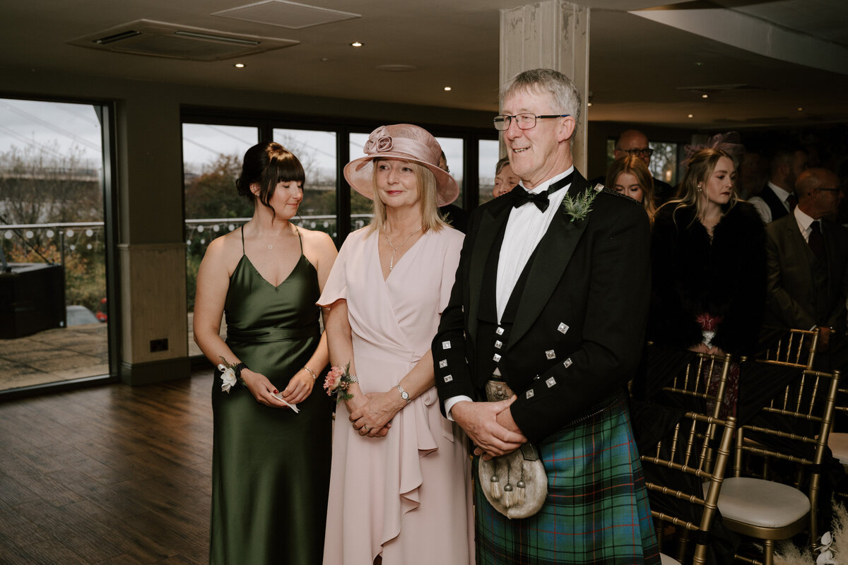 Nicola-Campbell-Timeless-Wedding-Photographer-Scotland-Doubletree-by-Hilton-North-Queensferry-Mr&MrsDavidson-32