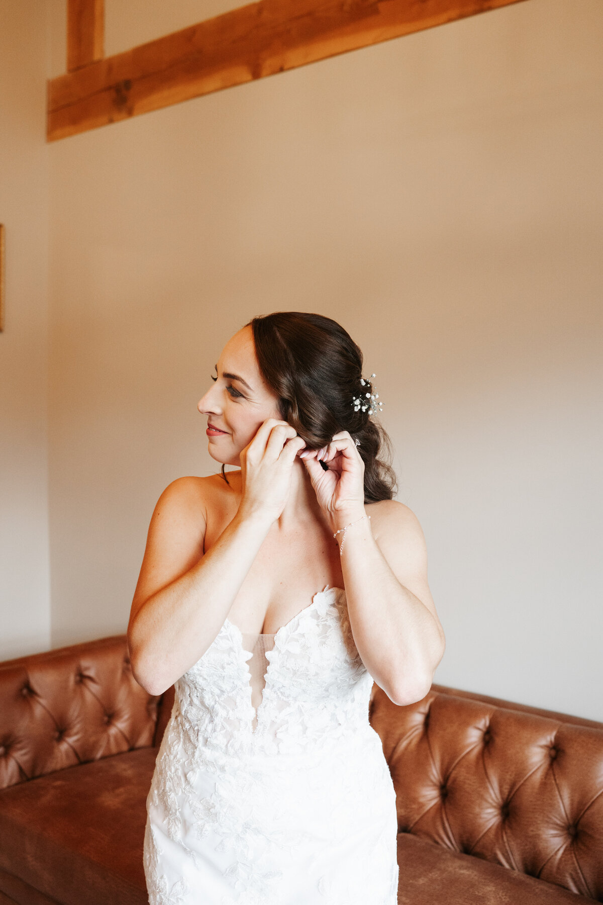 Bride getting ready with her bridesmaids on the morning of her wedding