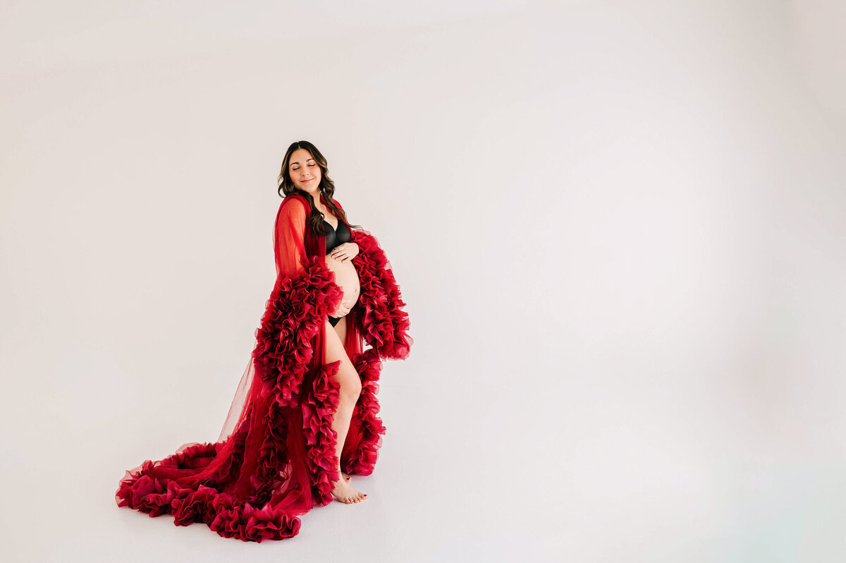maternity photo in Springfield MO of pregnant mom holding baby bump