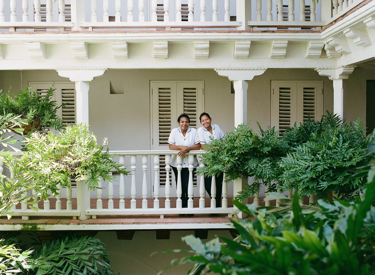 houseekeepers on the balcony of a hotel in Colombia.  Best Colombia wedding phtoographer
