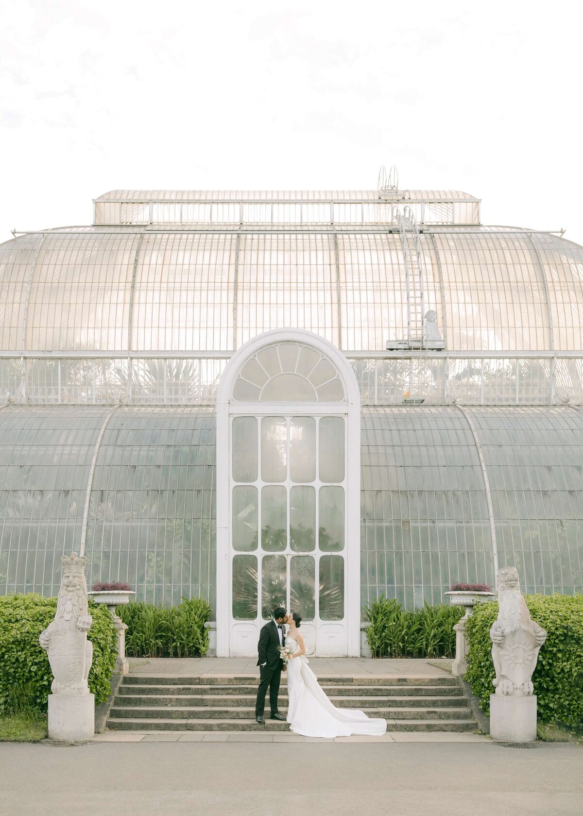 Anna-Vish-Wedding-Kew-Gardens-Chloe-Lowe-Photography-369