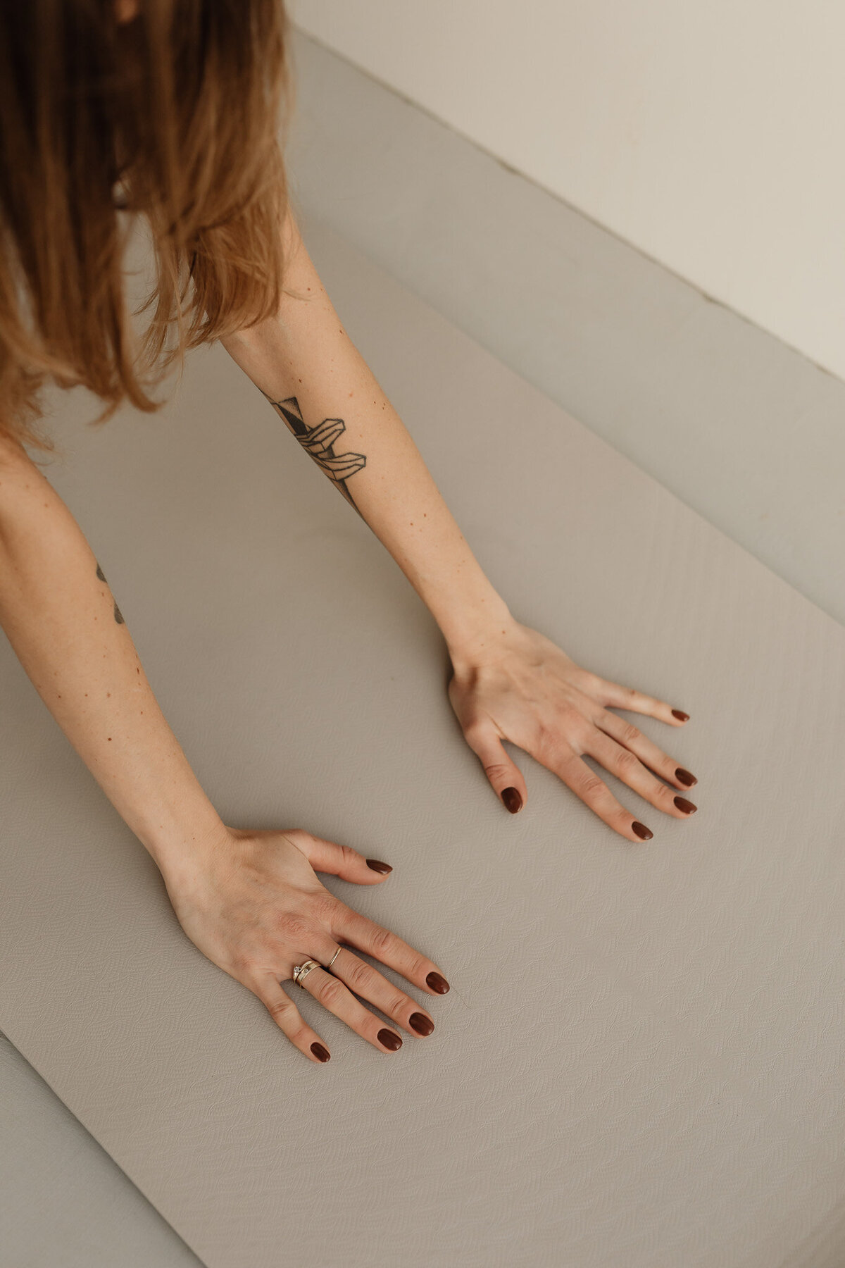kaboompics_young-adult-woman-yoga-mat-leggings-exercise-outfit-hands-28707