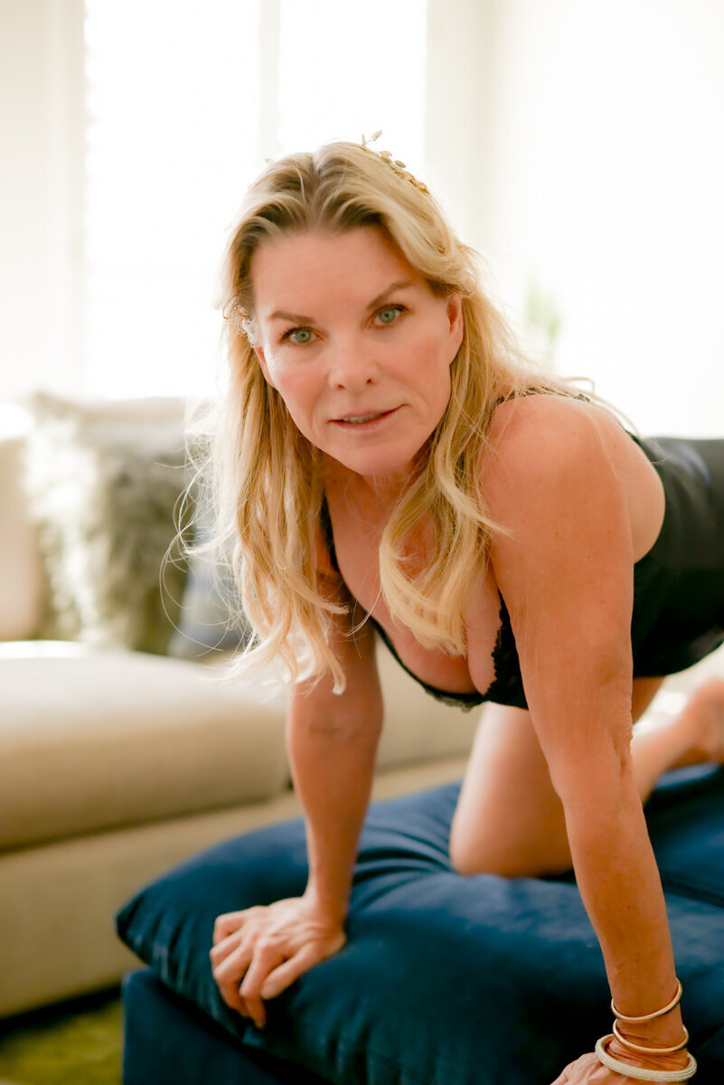 Renee laying on bed facing camera 400k